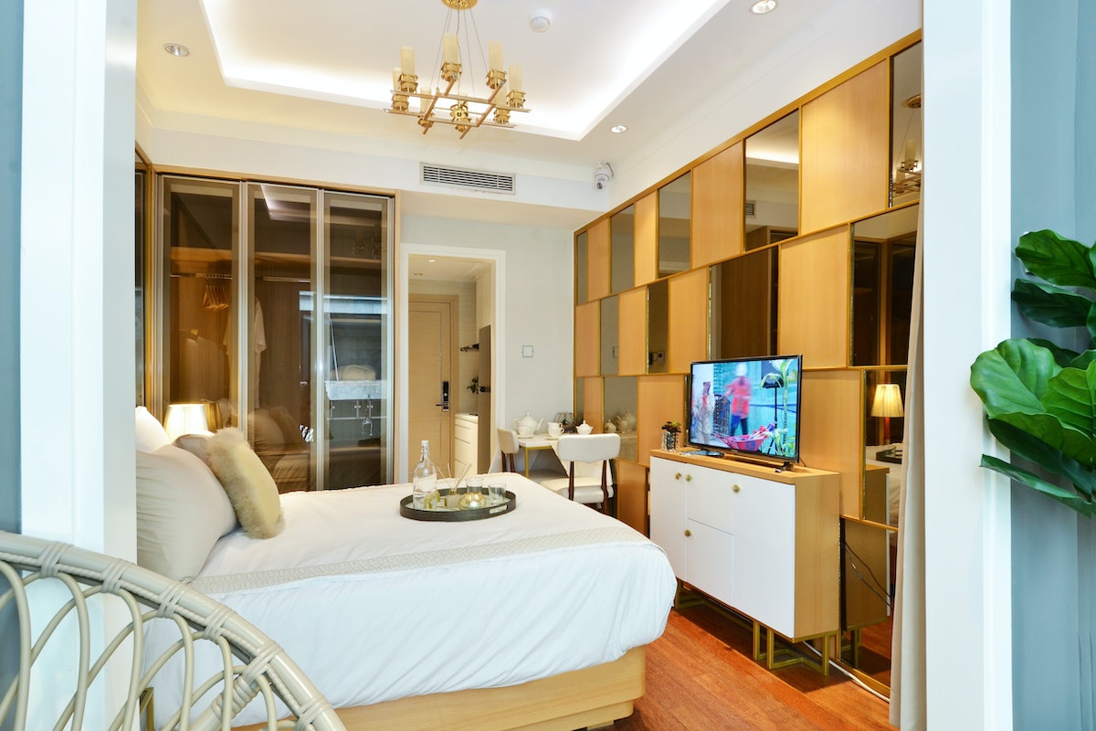 You are currently viewing Entertainment at Your Fingertips: Exploring In-Room Entertainment Amenities in the Hospitality Industry